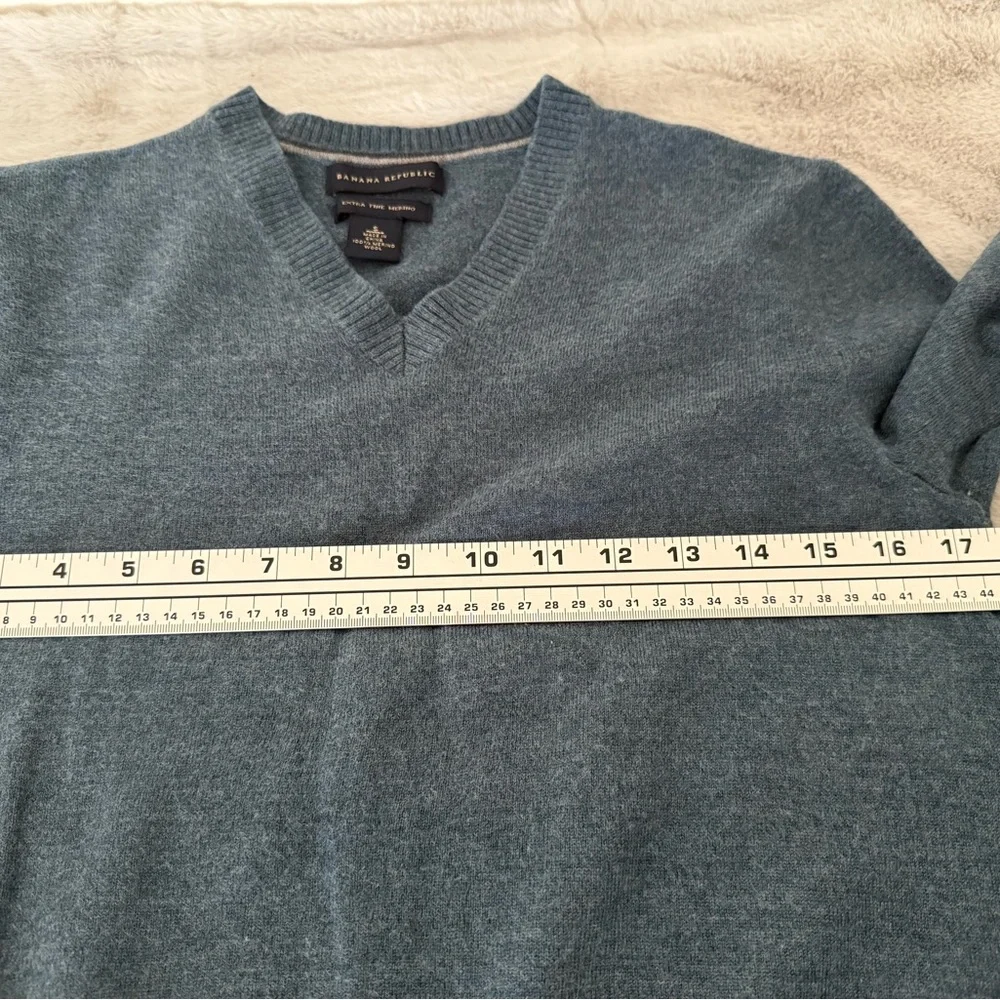 Banana Republic Men's Teal V-Neck Sweater size S extra fine 100%Merino wool